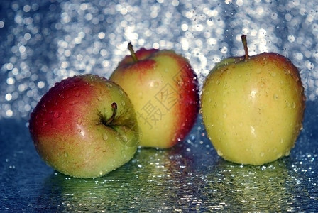 3个苹果在水中食物图片