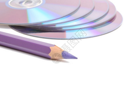 紫色铅笔和白的CD关闭背景图片