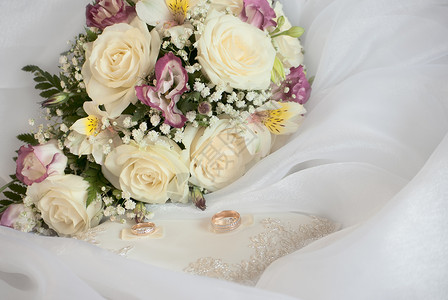 厄尔多尔玫瑰结婚花束和戒指背景