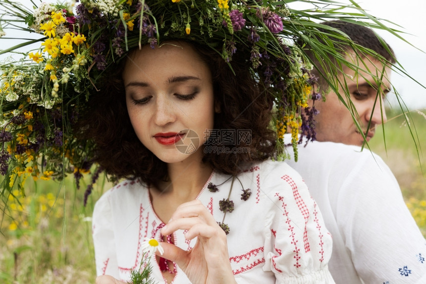 草地上戴着花环的青年男女图片