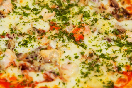 配有海鲜贝类虾的新鲜烹制比萨饼图片