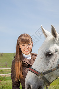 天生有匹马的漂亮女孩图片