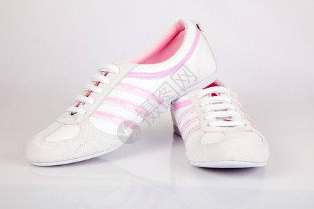 一对白色和粉运动鞋在白背景上背景图片