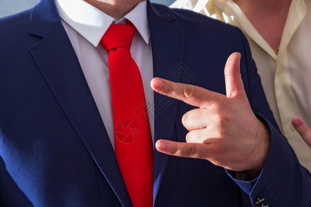 男子蓝西装和红色领带图片