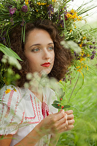 有花圈的草地上迷人女孩高清图片