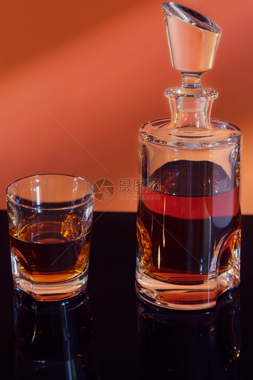 斜度背景上的威士忌瓶和杯图片
