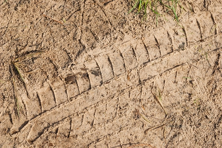 破碎沙子上的轮胎土壤覆盖图片
