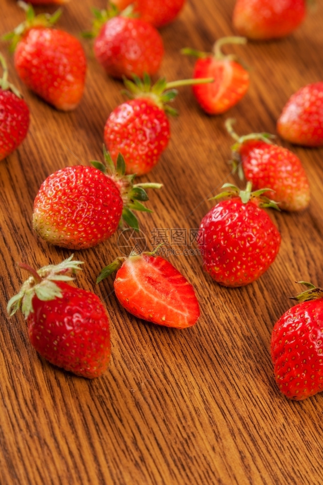 木质表面的美丽多汁成熟的草莓图片