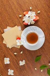 白杯绿茶茉莉花草莓一半纹理空白写作图片