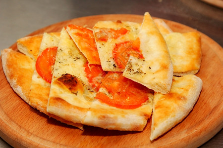 意大利含番茄和奶酪的佛加西面包图片