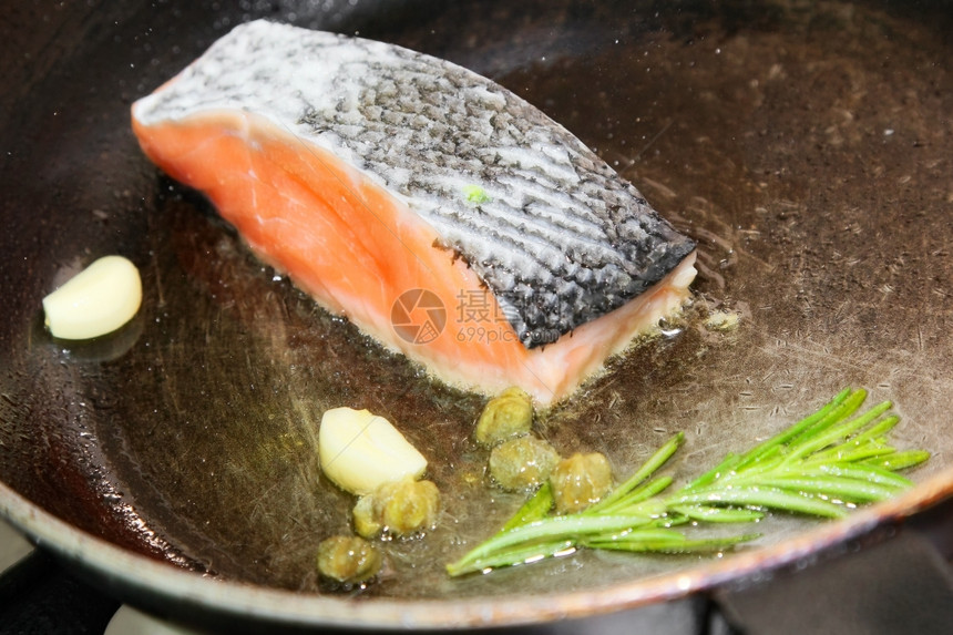 挪威大蒜鲑鱼片配西红柿和虫害图片