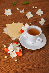 白杯绿茶茉莉花草莓一半纹理空白写作图片