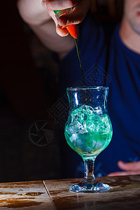 准备一个美丽的绿色鸡尾酒上面有冰块背景图片