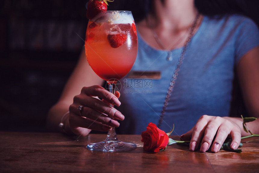 酒杯上加草莓的精饮料鸡尾图片