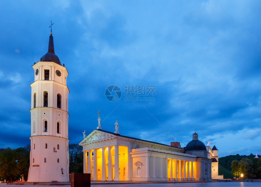 圣斯坦尼劳大教堂和钟楼在维尔纽斯市中心立陶宛维尔纽斯大教堂广场图片