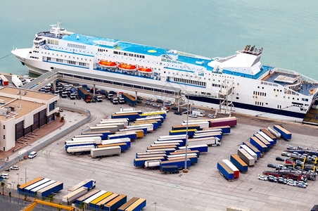 巴塞罗那货港和集装箱码头与Montjuic山的景象巴塞罗那货物港图片