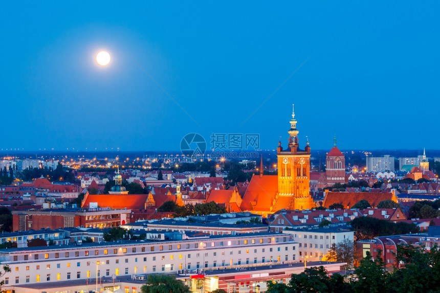 Gdansk历史中心和圣凯瑟琳教堂的景象晚上Gdansk天主教堂的景象圣凯瑟琳教堂的景象图片