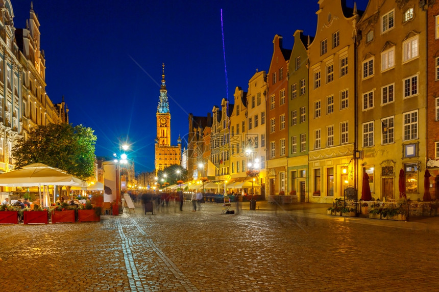 格但斯克在夜光中的历史部分格但斯克在夜间的城广场图片