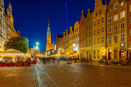 格但斯克在夜光中的历史部分格但斯克在夜间的城广场背景图片
