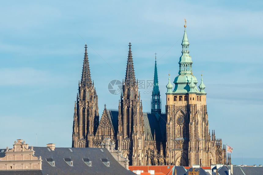布拉格和圣维图斯大教堂的旧景象红色屋顶和塔楼布拉格从上面看这座城市图片