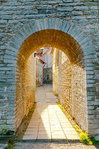 古塔林城的中世纪堡垒用石头制造塔林堡垒墙图片