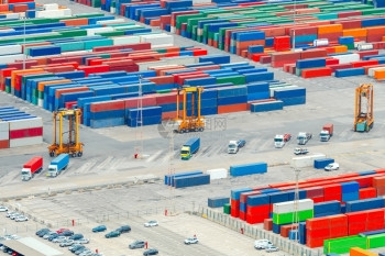 巴塞罗那货港和集装箱码头与Montjuic山的景象巴塞罗那货物港图片