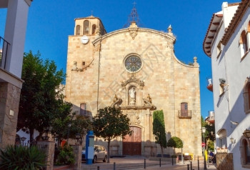 圣文森特天主圣文森特堂托萨德马教堂有一座钟塔图片