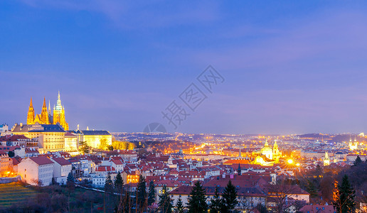 从佩丁山的观察甲板上看到布拉格的夜景晚上在布拉格图片