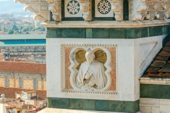 雕刻着大教堂的塑杜欧莫图片