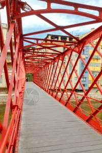 古老的吉罗纳中部OnyarEiffel河上的红色金属桥GironaEiffel桥或鱼店背景图片