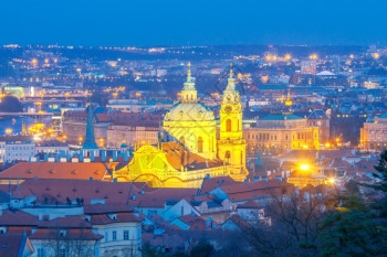 布拉格圣尼古大教堂的景象晚上在布拉格图片