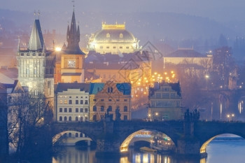布拉格夜里穿过伏尔塔瓦的桥图片