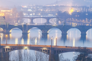布拉格夜里横跨伏尔塔瓦的桥图片