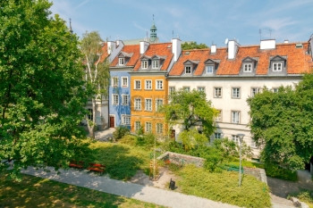 在华沙历史中心老城多色古的房屋外表图片