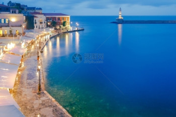夜幕的景象有灯笼和古老的港口在希腊臘尼亚夜幕古老港口图片