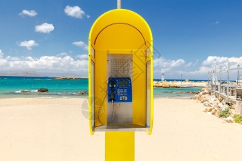 在Chania海滩的黄色电话亭Chania城市海滩图片