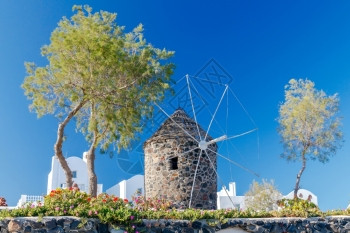 希腊岛桑托里尼传统风车蓝天背景图片