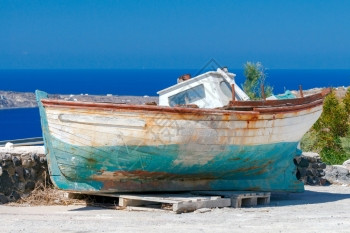 希腊圣托里尼岛奥亚村海滩上的旧渔船希腊图片