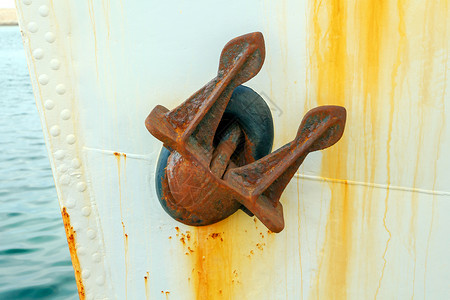 老生锈的船锚在克莱泽号船上罗斯提锚图片
