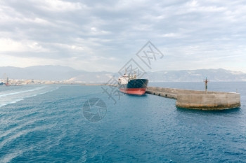 从海上进口到希拉克利翁港腊里特拉利翁港的水域图片