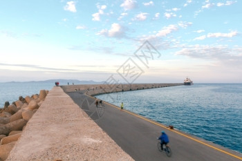 两公里的石块防水堤保护赫拉克莱翁港希里昂海港的防水堤图片