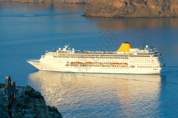 希腊圣托里尼岛内亚卡梅附近海轮和客风景美图片