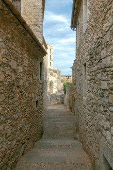 古代西班牙吉罗纳的狭小街道加泰罗尼亚图片