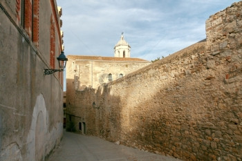 古代西班牙吉罗纳的狭小街道加泰罗尼亚图片