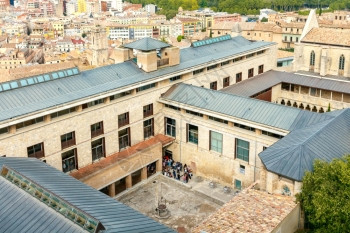 吉罗纳市立大学Girona吉罗纳大学内有井的旧石庭院图片