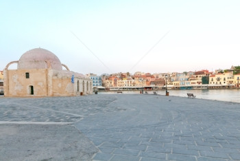 清晨在Chania与HassanKuchukPasha清真寺的Venetian河岸的景象希腊克里特图片