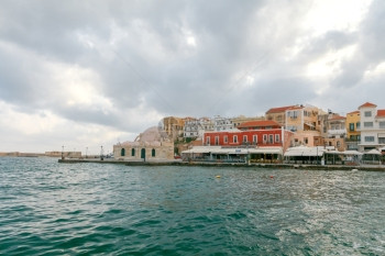 清晨在Chania与HassanKuchukPasha清真寺的Venetian河岸的景象希腊克里特图片