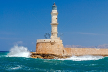 希腊Chania的灯塔在暴风雨中的Chania旧灯塔图片