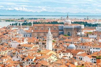 威尼斯的传统建筑从威尼斯红砖屋顶的钟楼空中看图片