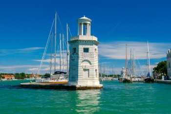 圣乔治马吉奥雷岛的灯塔圣乔治马吉奥雷岛的威尼斯环礁湖旧灯塔图片